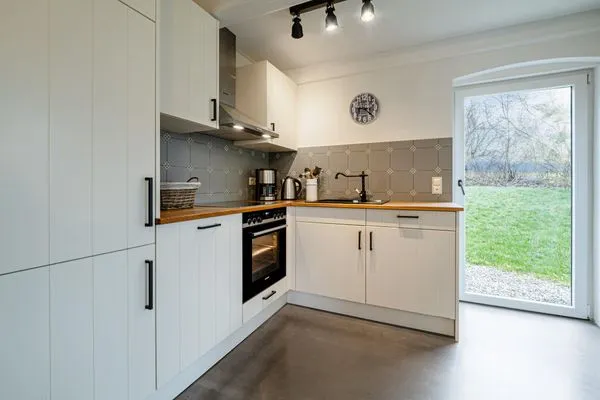 Umfangreich ausgestattete Küche mit Ofen  Landhaus am Mühlendamm