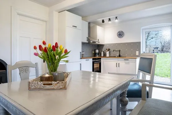 Umfangreich ausgestattete Küche mit Ofen  Landhaus am Mühlendamm