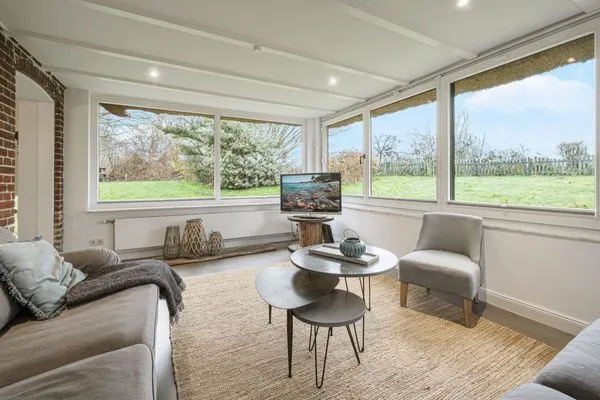 Der Wintergarten als Wohnzimmer mit 2 Sofas und TV  Landhaus am Mühlendamm