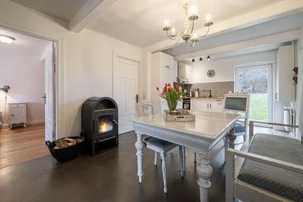 Umfangreich ausgestattete Küche mit Ofen  Landhaus am Mühlendamm