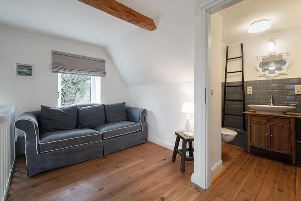 Eine weitere Schlafmöglichkeit - das Schlafsofa im 1. OG  Landhaus am Mühlendamm