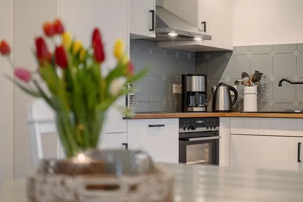 Umfangreich ausgestattete Küche mit Ofen  Landhaus am Mühlendamm