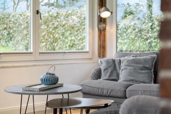 Der Wintergarten als Wohnzimmer mit 2 Sofas und TV  Landhaus am Mühlendamm