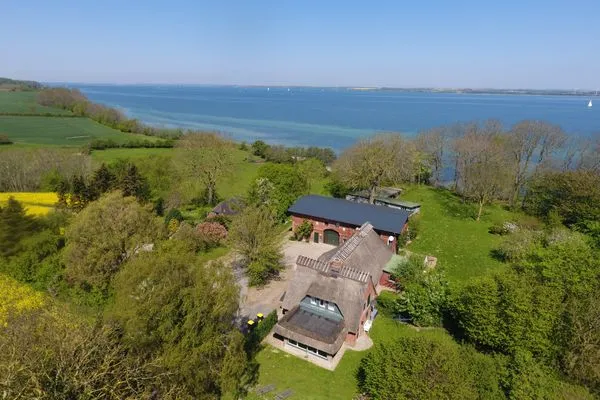 Der Mühlendamm an der Flensburger Förde  Bauernhaus am Mühlendamm