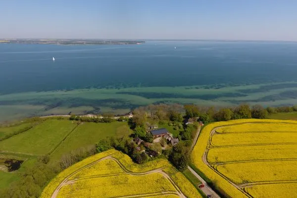 Der Mühlendamm an der Flensburger Förde  Bauernhaus am Mühlendamm