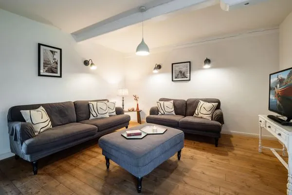 Wohnzimmer mit Kamin, TV und 2 Sofas  Bauernhaus am Mühlendamm