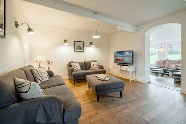 Wohnzimmer mit Kamin, TV und 2 Sofas  Bauernhaus am Mühlendamm