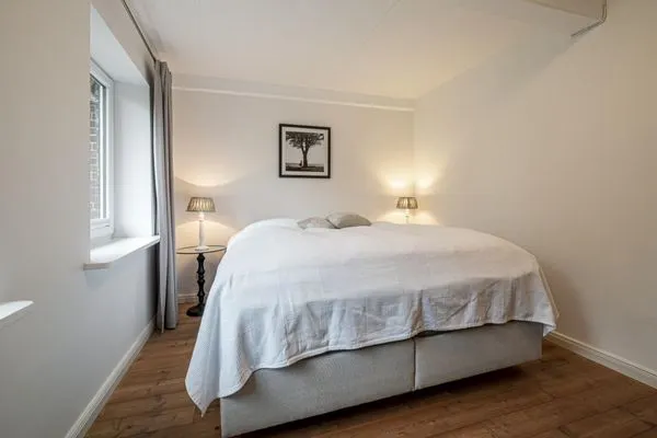 Schlafzimmer im EG mit Boxspringbett (180 x 200 cm)  Bauernhaus am Mühlendamm