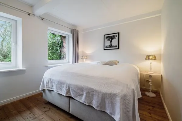 Schlafzimmer im EG mit Boxspringbett (180 x 200 cm)  Bauernhaus am Mühlendamm