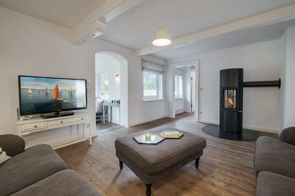 Wohnzimmer mit Kamin, TV und 2 Sofas  Bauernhaus am Mühlendamm