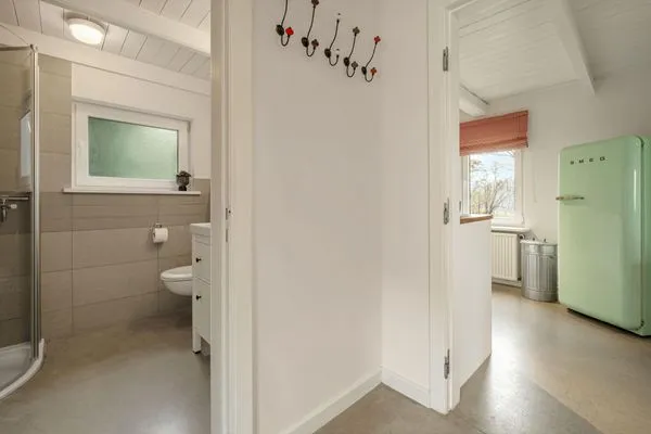 Blick vom Flur in das Badezimmer  Strandhaus am Mühlendamm