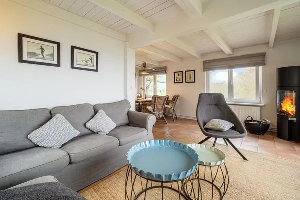 Gemütliches Wohnzimmer mit Ofen und Meerblick  Strandhaus am Mühlendamm