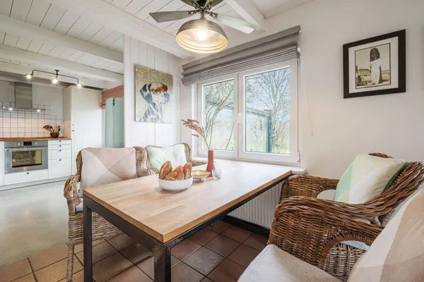 Essplatz mit Blick in die offene Küche  Strandhaus am Mühlendamm