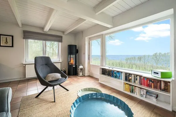 Das Wohnzimmer mit großem Panoramafenster  Strandhaus am Mühlendamm