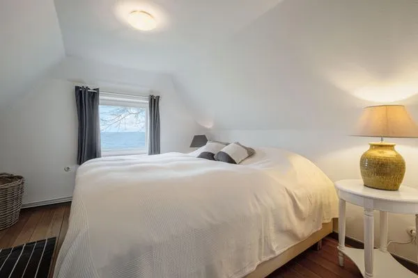 Schlafzimmer mit Meerblick und Boxspringbett (180 x 200 cm)  Strandhaus am Mühlendamm