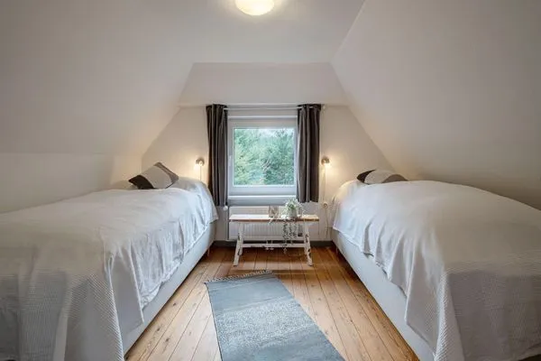 Schlafzimmer mit 2 Boxspringbetten (90 x 200 cm)  Strandhaus am Mühlendamm