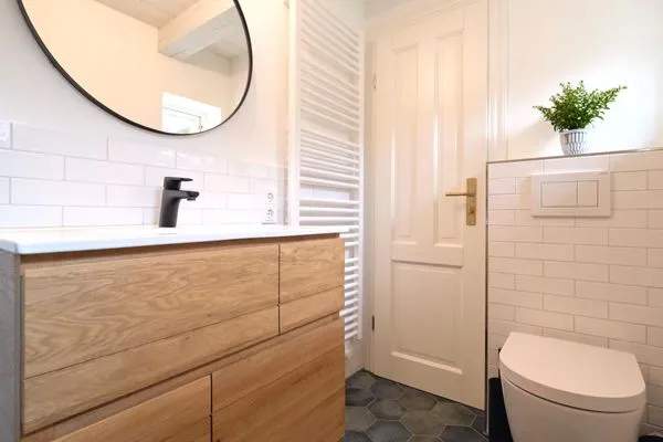 Badezimmer mit Waschbecken und WC  Reetdachkate Fuchsgraben