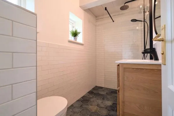 Badezimmer mit Dußbodenheizung und großer Walk-In Dusche  Reetdachkate Fuchsgraben