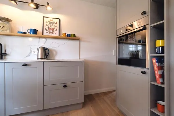 Küche mit Backofen  Reetdachkate Fuchsgraben