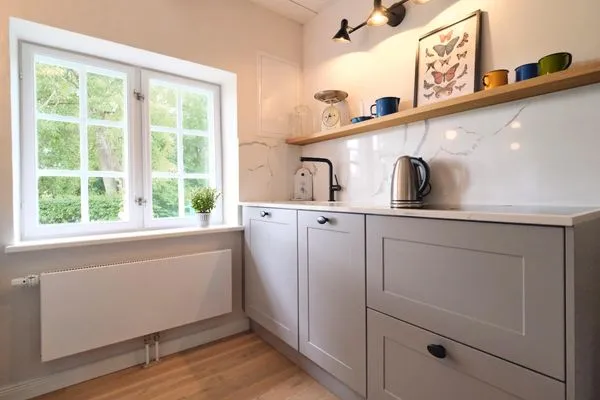 Küche mit Gartenblick  Reetdachkate Fuchsgraben