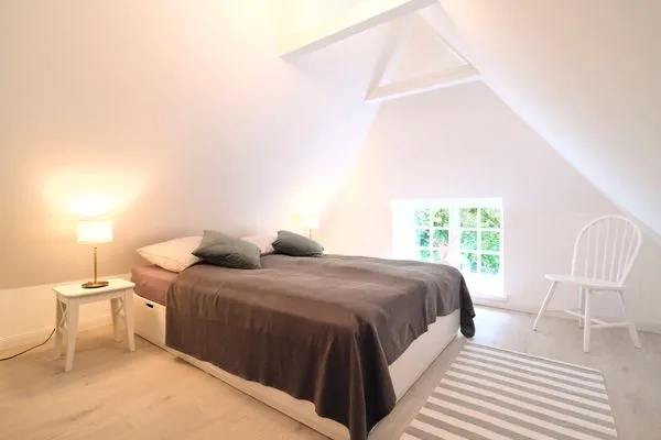 Schlafzimmer mit Doppelbett (160x200cm) und Gartenblick  Reetdachkate Fuchsgraben