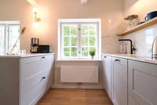 offene Küche mit Gartenblick  Reetdachkate Fuchsgraben