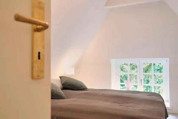 Blick in das Schlafzimmer unterm Spitzdach  Reetdachkate Fuchsgraben