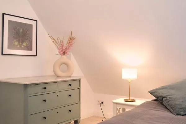 Schlafzimmer mit Vintage-Kommode  Reetdachkate Fuchsgraben