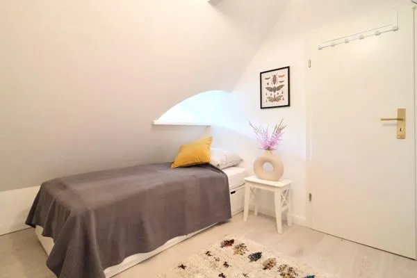 Schlafzimmer mit 2 Einzelbetten und typischer Dachgaube  Reetdachkate Fuchsgraben