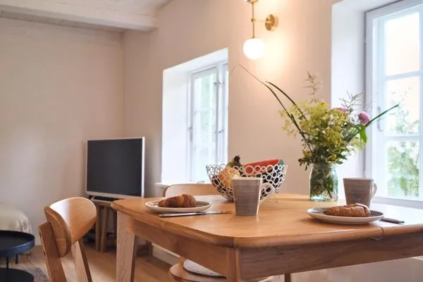 offener Wohn-/Essbereich mit Gartenblick  Reetdachkate Fuchsgraben