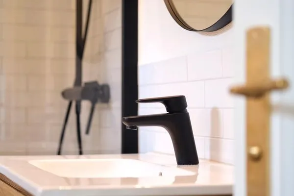 Stilvolle Badezimmereinrichtung  Reetdachkate Fuchsgraben