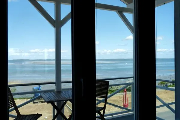 Blick auf das Wattenmeer aus der Küche in der Ferienwohnung Weiße Düne 7 in Wittdün auf Amrum Haus *Weiße Düne* Ferienwohnung *Weiße Düne 7*