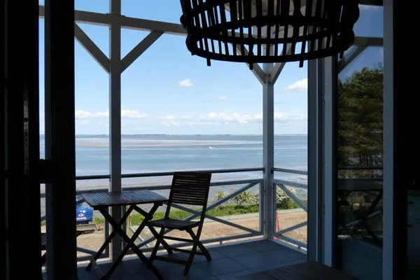 Blick auf das Wattenmeer aus der Küche in der Ferienwohnung Weiße Düne 7 in Wittdün auf Amrum Haus *Weiße Düne* Ferienwohnung *Weiße Düne 7*