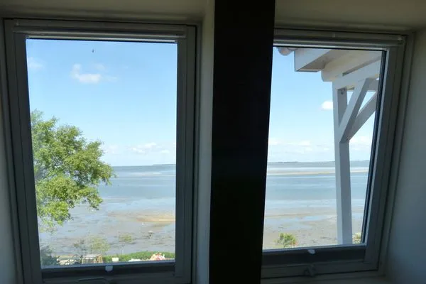 Blick auf das Wattenmeer aus dem Schlafzimmer in der Ferienwohnung Weiße Düne 7 in Wittdün auf Amrum Haus *Weiße Düne* Ferienwohnung *Weiße Düne 7*