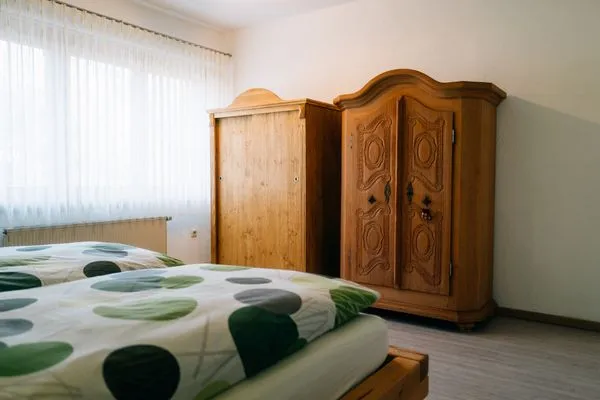 Großes Schlafzimmer mit Bauernschrank  Ferienwohnung Altensteinblick