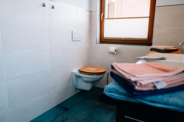 Waschtisch und WC  Ferienwohnung Altensteinblick