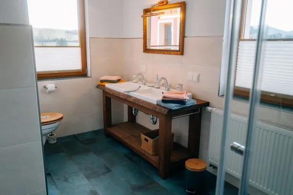 Badezimmer mit großem Waschtisch  Ferienwohnung Altensteinblick