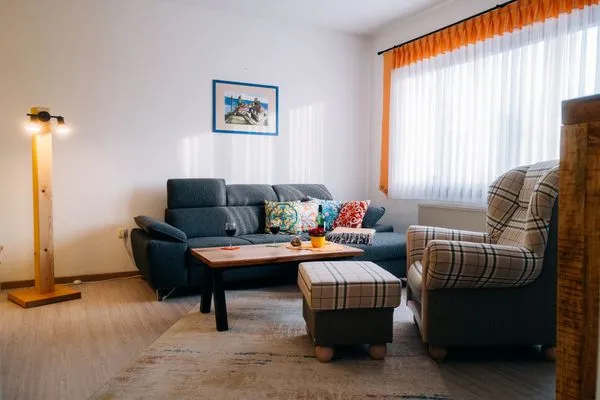 Wohnzimmer mit Sofa und Sessel  Ferienwohnung Altensteinblick