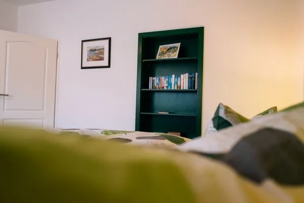 Regal mit Büchern im Schlafzimmer  Ferienwohnung Altensteinblick
