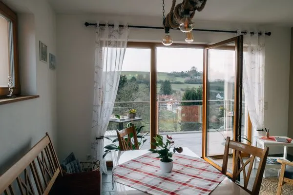 Essplatz mit großem Tisch  Ferienwohnung Altensteinblick