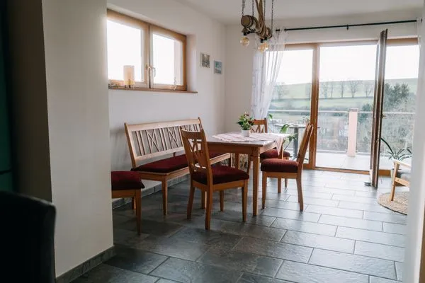Heller Essbereich am Balkon  Ferienwohnung Altensteinblick