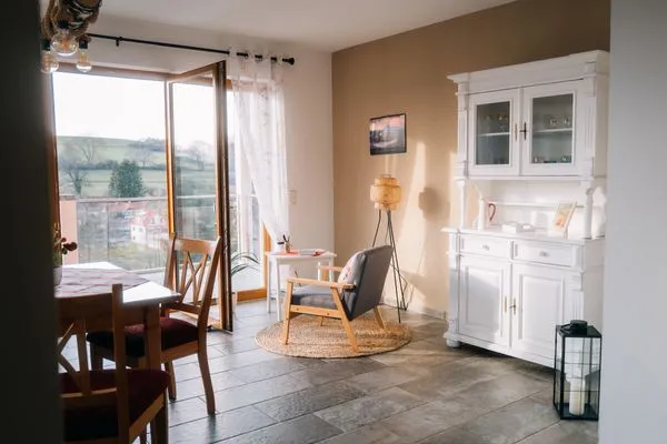 Essbereich und Leseecke  Ferienwohnung Altensteinblick