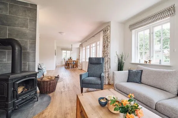 Großer Wohn-/Essbereich mit Kaminofen  Landhaus Markerup