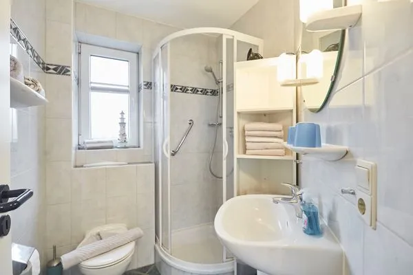 Badezimmer  Haus Strandloperke - Ferienwohnung Seehund