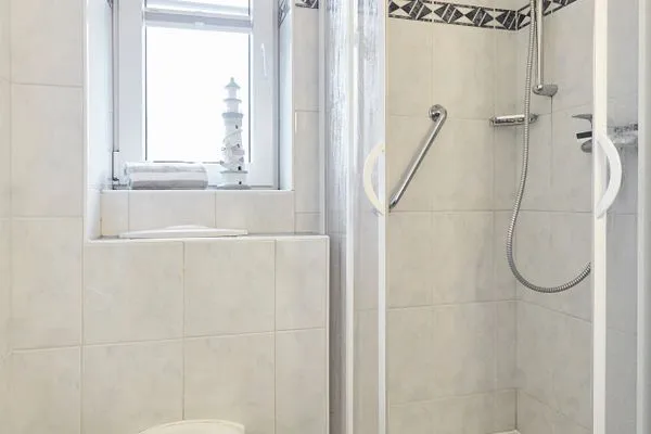 Badezimmer  Haus Strandloperke - Ferienwohnung Seehund
