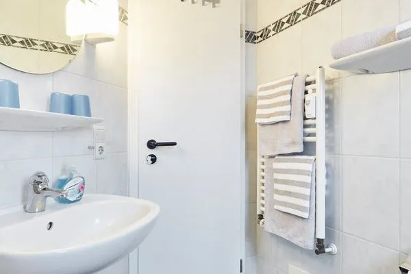 Badezimmer  Haus Strandloperke - Ferienwohnung Seehund