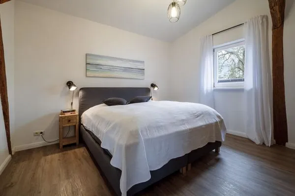 Schlafzimmer mit Boxspringbett (180 x 200 cm), Kleiderschrank  Westscheune am Mühlendamm