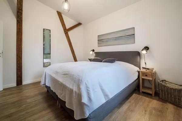 Schlafzimmer mit Boxspringbett (180 x 200 cm), Kleiderschrank  Westscheune am Mühlendamm