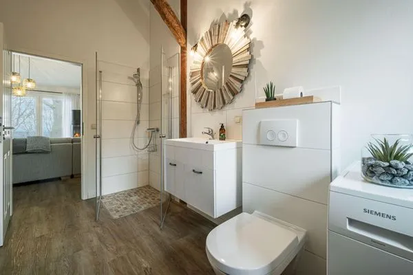 Bad mit Fußbodenheizung, Dusche, WC, Fenster, Waschbecken  Westscheune am Mühlendamm