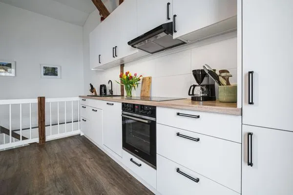 Offene Küche mit Essbereich, Geschirrspüler und Meerblick  Westscheune am Mühlendamm